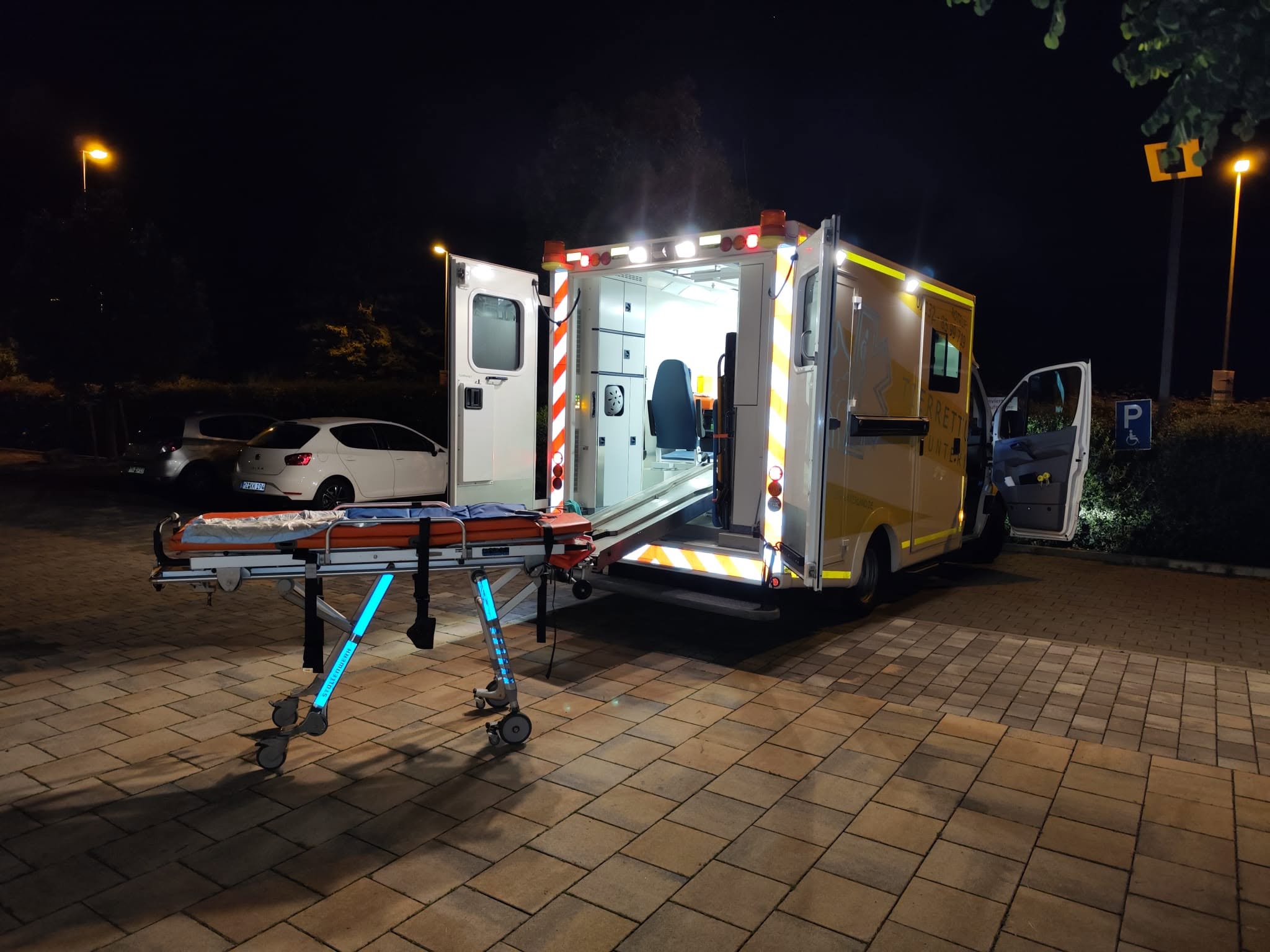 Einsatzfahrzeug der Tierrettung Unterland bei der Anfahrt im Sonnenaufgang