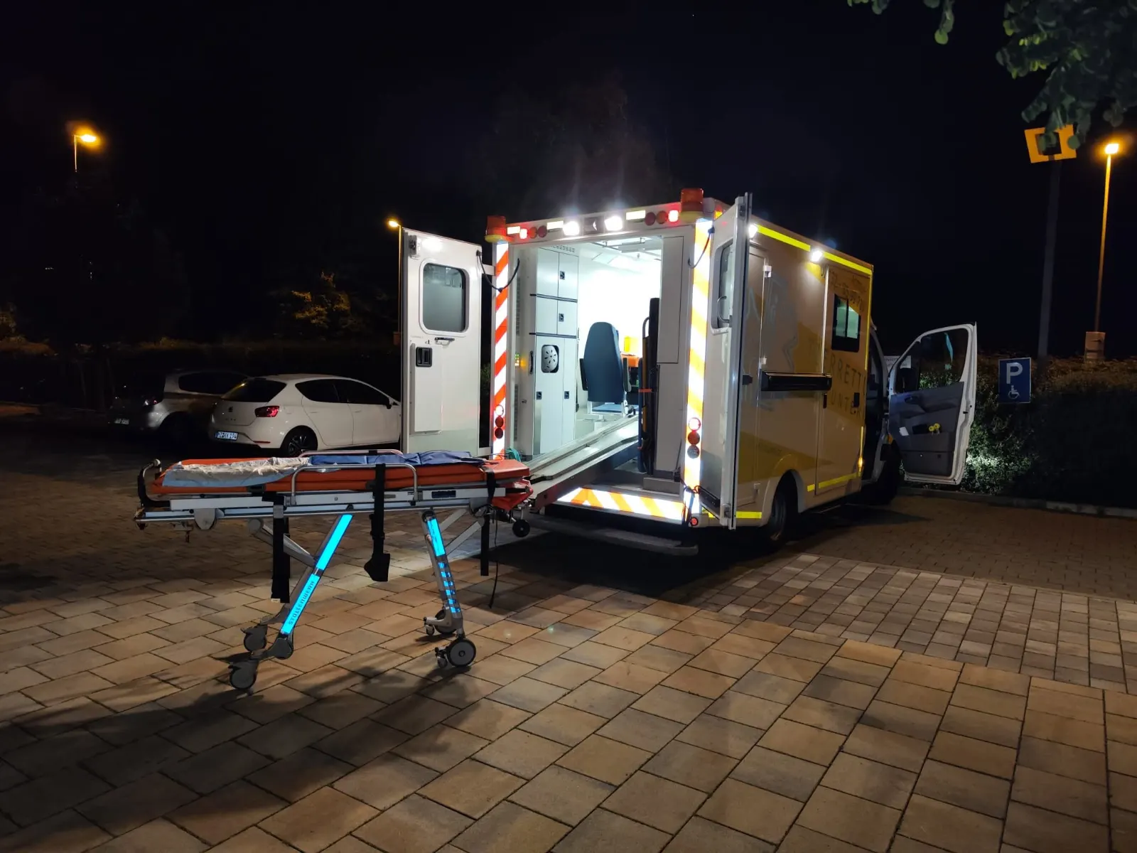 Einsatzfahrzeug der Tierrettung Unterland bei der Anfahrt im Sonnenaufgang