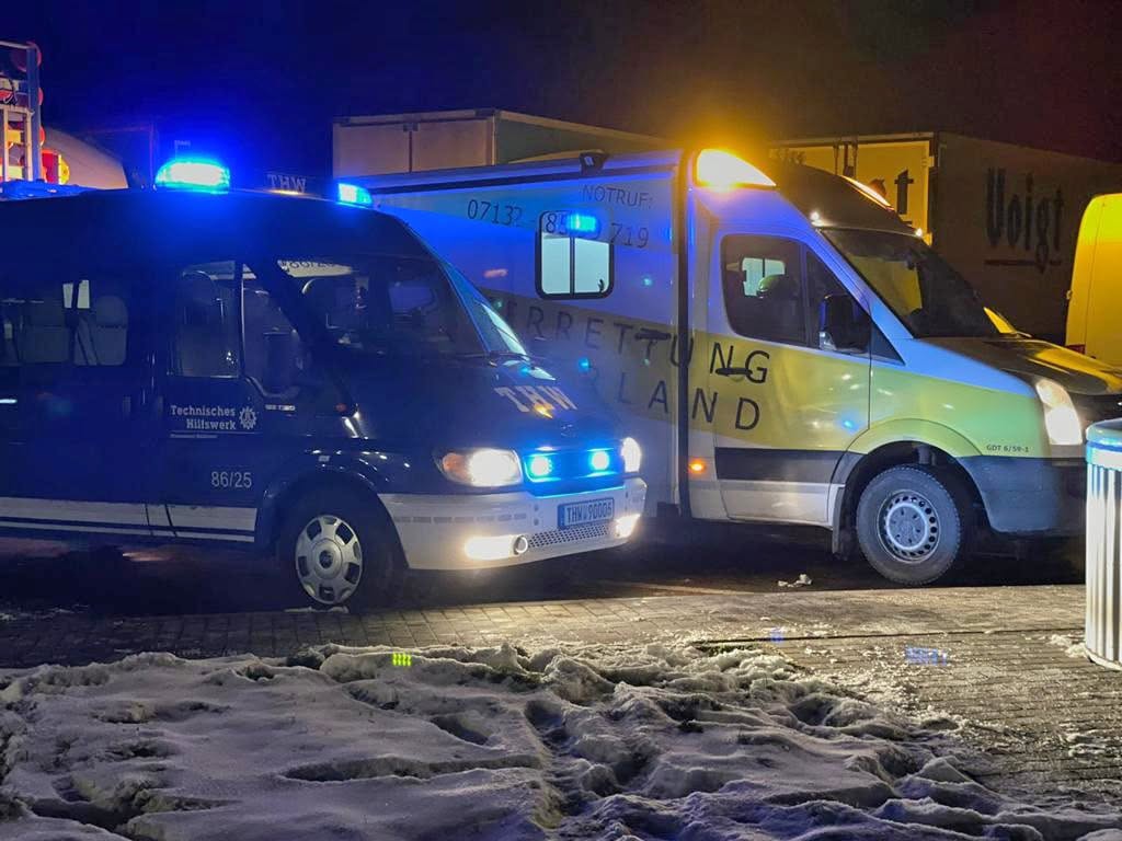 Tierrettungswagen der Tierrettung Unterland und THW-Fahrzeug gemeinsam bei einem nächtlichen Einsatz