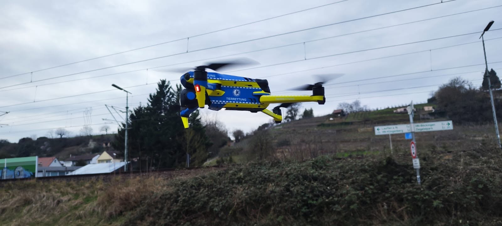 Tierrettungsdrohne der Fachgruppe Drohne im Suchflug