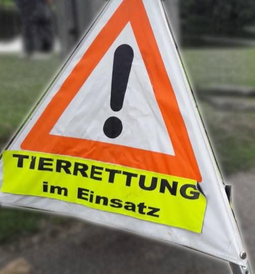Ausrüstung eines Fachberaters der Tierrettung Unterland auf einer Präsentationspuppe am Infostand