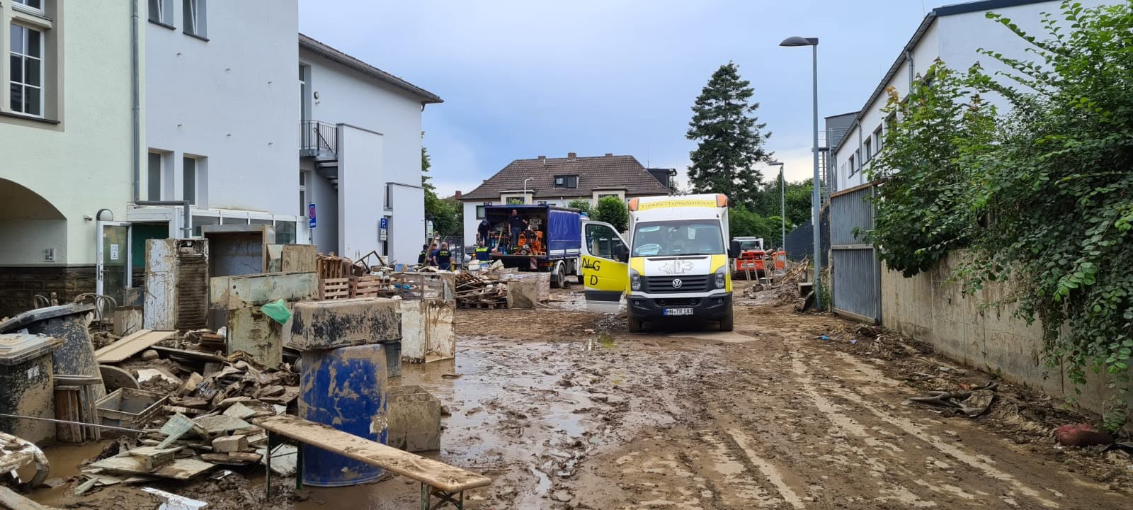 Tierrettungsfahrzeug im Einsatz in einer überfluteten, schlammbedeckten Straße