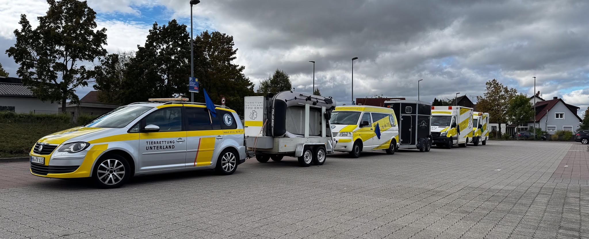 Nächtlicher Fahrzeugkonvoi der Tierrettung Unterland auf der Autobahn