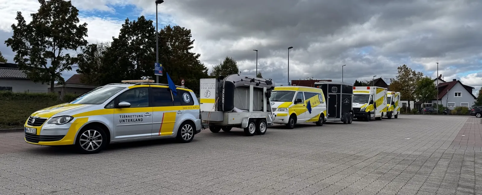 Nächtlicher Fahrzeugkonvoi der Tierrettung Unterland auf der Autobahn