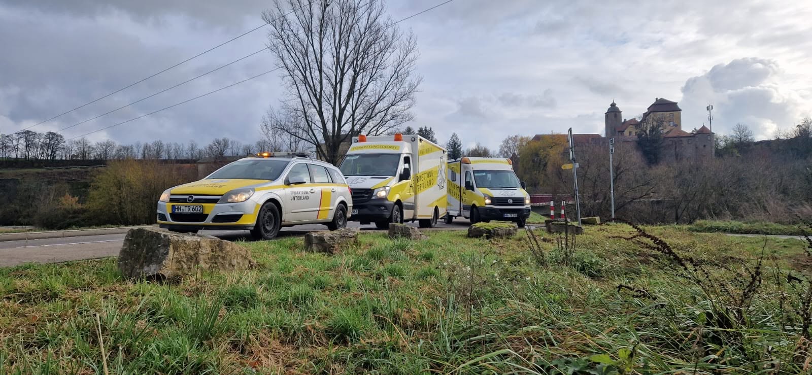 Fahrzeugkonvoi der Tierrettung Unterland – Kommandowagen und Tierrettungswagen im Einsatz