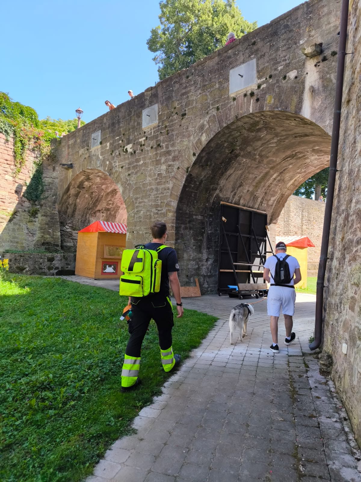 Einsatzkraft der Tierrettung Unterland im Betreuungsdienst bei einem Burgfest