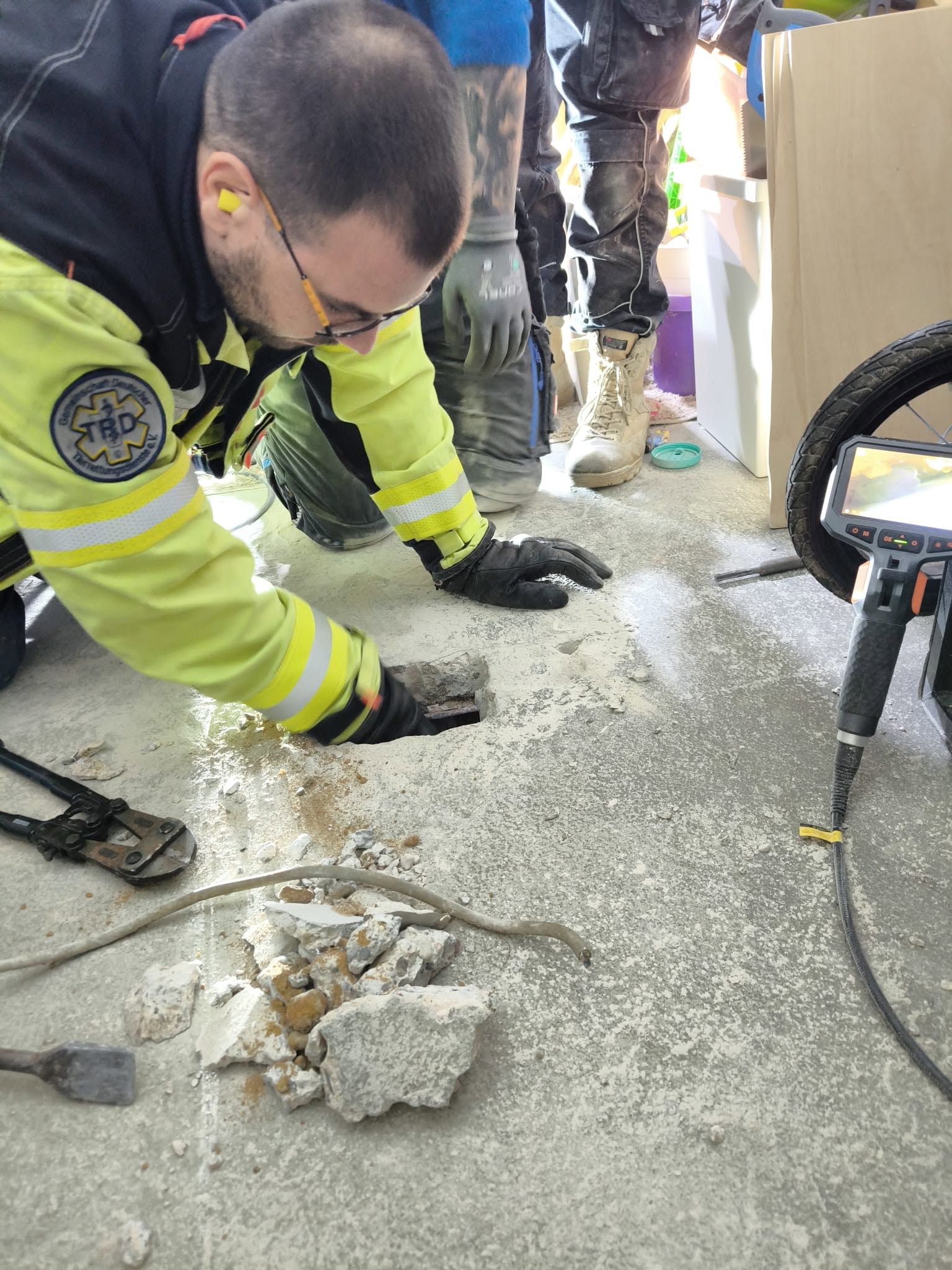 Technische Tierrettung: Suche eines Tieres unter dem Estrich mit der Endoskopkamera