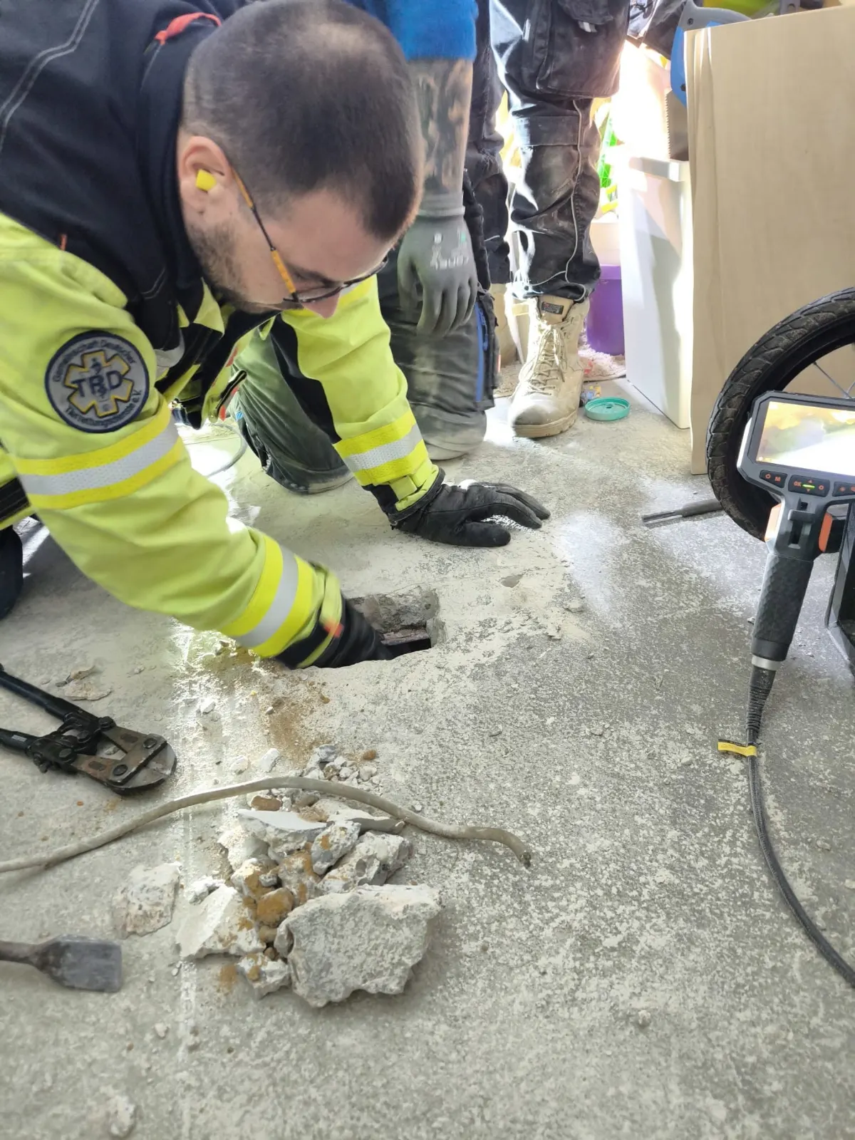 Technische Tierrettung: Suche eines Tieres unter dem Estrich mit der Endoskopkamera
