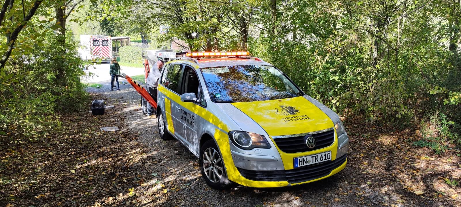 Einsatzfahrzeug der Tierrettung Unterland mit Anhänger auf einem Waldweg