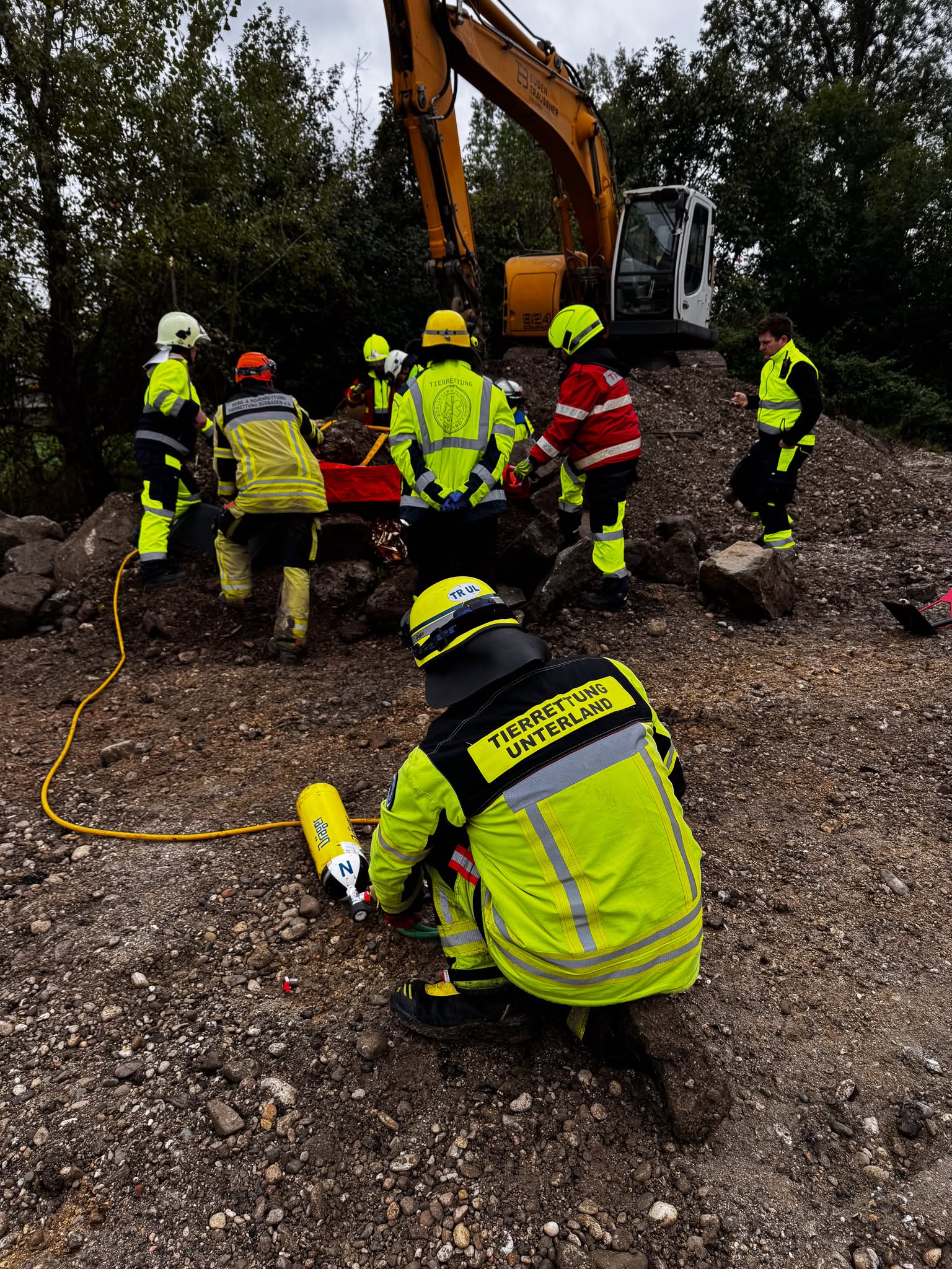 Gemeinsame Übung von Tierrettung, Feuerwehr und Rettungsdienst an einer Schadensstelle
