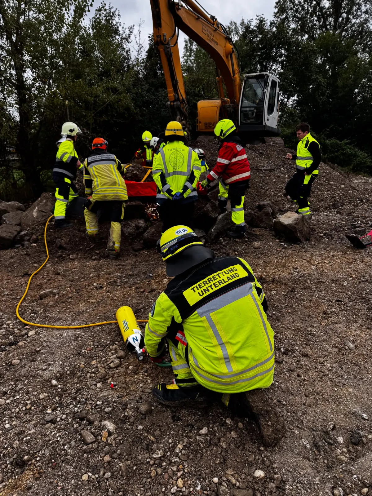 Gemeinsame Übung von Tierrettung, Feuerwehr und Rettungsdienst an einer Schadensstelle