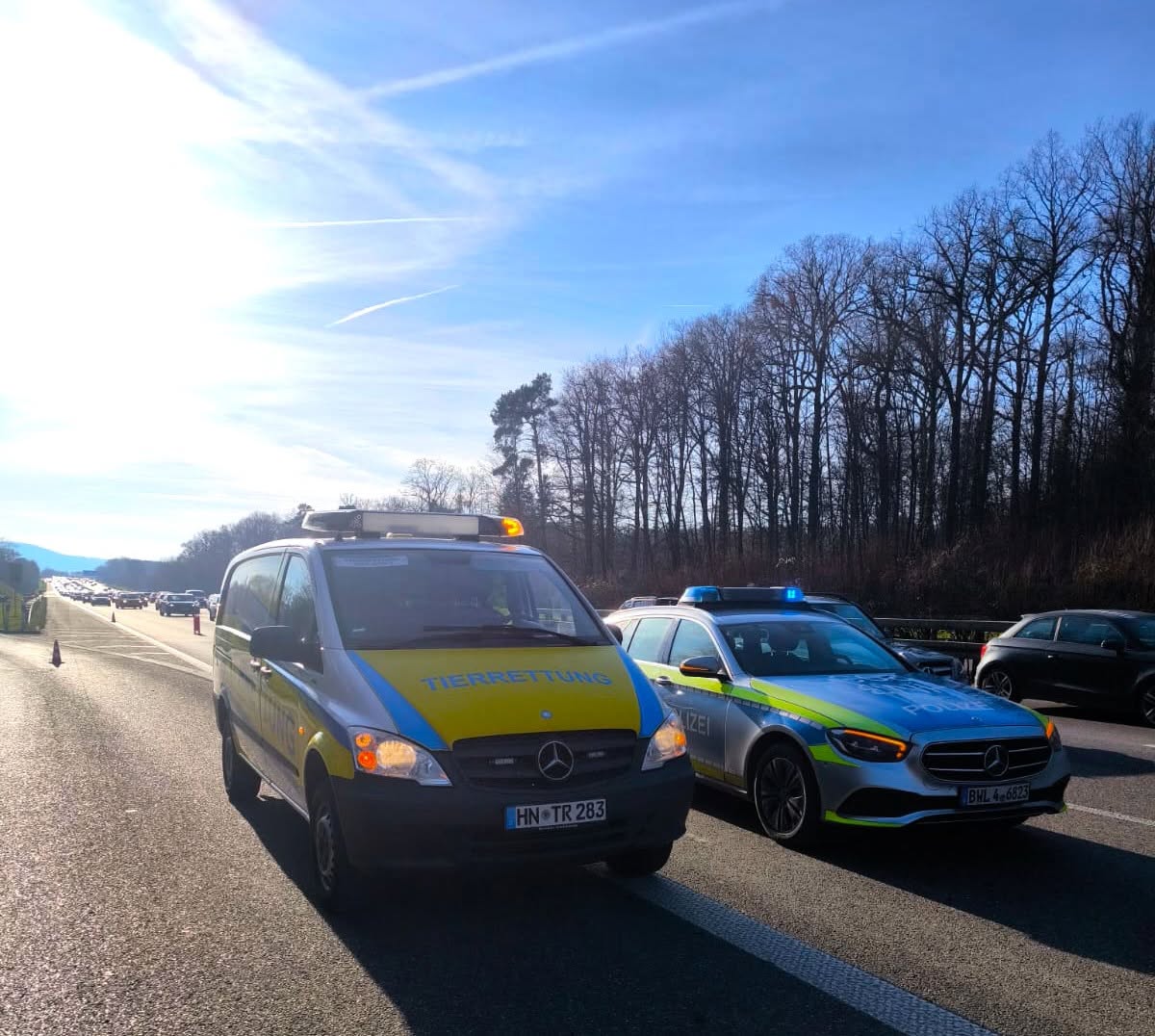 Einsatzfahrzeug der Tierrettung Unterland neben einem Polizeifahrzeug